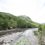 Lugina E Shengjergjit ,bujtinat بيت خشبي *