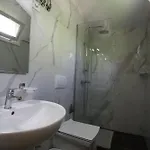 Lugina E Shengjergjit ,bujtinat * تيرانا