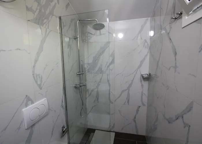 Lugina E Shengjergjit ,bujtinat * 티라나