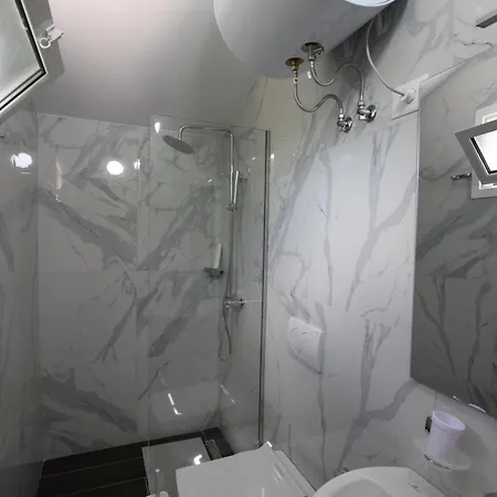 Lugina E Shengjergjit ,bujtinat Lodge