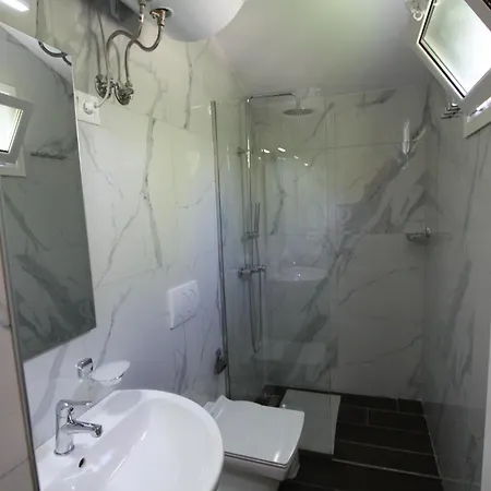 Lugina E Shengjergjit ,bujtinat Lodge Tirana