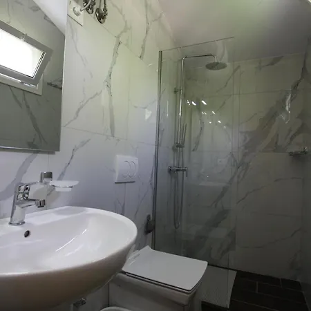 Lugina E Shengjergjit ,bujtinat * Tirana