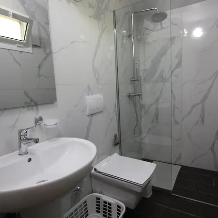 Lugina E Shengjergjit ,bujtinat Lodge Tirana