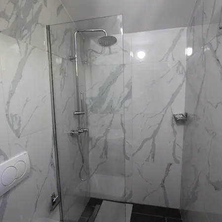 Lugina E Shengjergjit ,bujtinat * Tirana