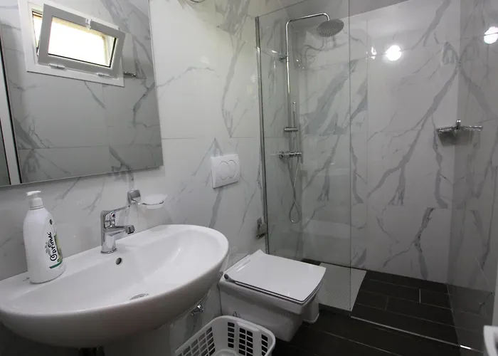 Lugina E Shengjergjit ,bujtinat Lodge Tirana